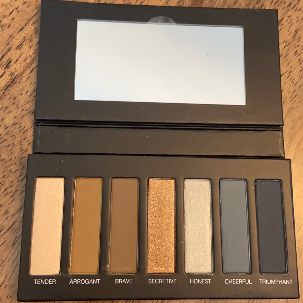 Younique Addiction palette 4